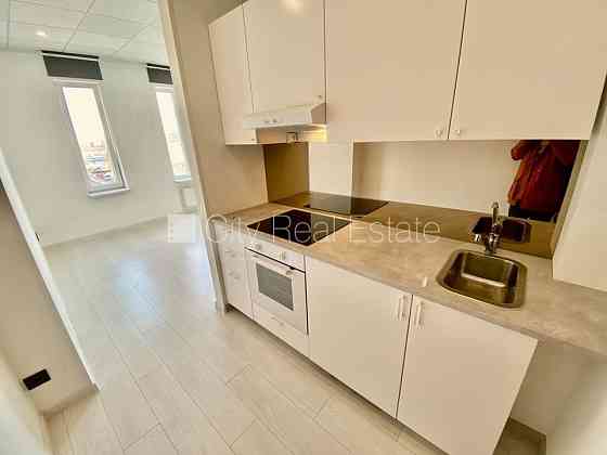 Фасадный дом, реновированный дом, закрытый двор, вход с улицы, лифт, лестничная Rīga