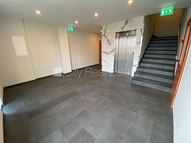 Fasādes māja, renovēta māja, slēgts pagalms, ieeja no ielas, ir lifts, kāpņu telpa pēc Rīga - foto 14