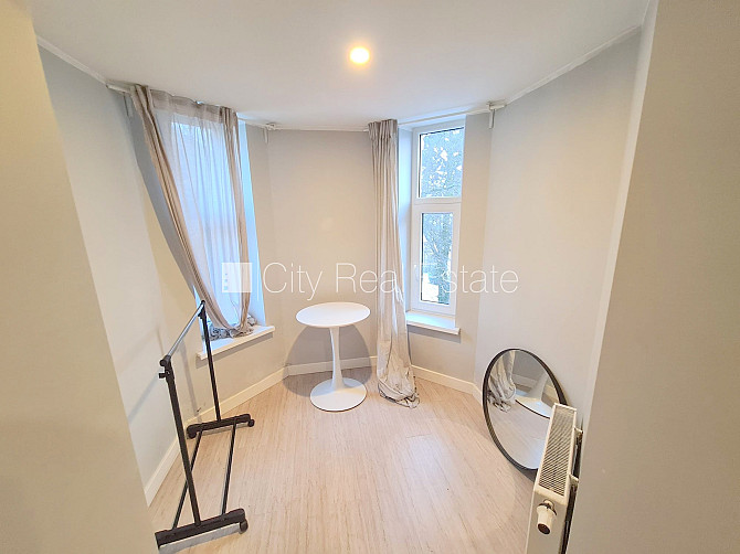 Fasādes māja, renovēta māja, labiekārtots apzaļumots pagalms, slēgts pagalms, ieeja no Rīga - foto 12