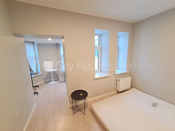 Fasādes māja, renovēta māja, labiekārtots apzaļumots pagalms, slēgts pagalms, ieeja no Rīga - foto 2