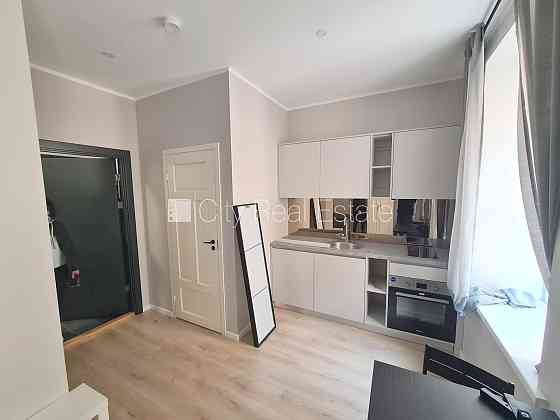 Фасадный дом, реновированный дом, вход с улицы, лестничная клетка после Rīga