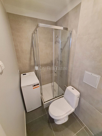 Fasādes māja, renovēta māja, ieeja no ielas, kāpņu telpa pēc kapitālā remonta, logi Rīga - foto 9