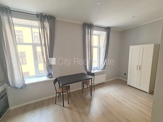 Fasādes māja, renovēta māja, ieeja no ielas, kāpņu telpa pēc kapitālā remonta, logi Rīga - foto 4