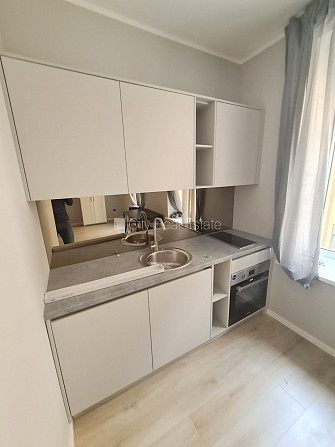 Fasādes māja, renovēta māja, ieeja no ielas, kāpņu telpa pēc kapitālā remonta, logi Rīga - foto 3