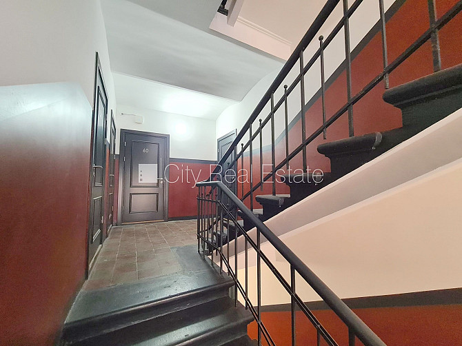 Pagalma ēka, renovēta māja, slēgts pagalms, ieeja no ielas un pagalma, kāpņu telpa pēc Rīga - foto 12