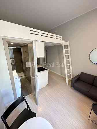 Фасадный дом, реновированный дом, закрытый двор, вход с улицы, лестничная клетка Rīga