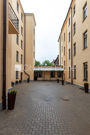 Fasādes māja, renovēta māja, slēgts pagalms, ieeja no ielas un pagalma, kāpņu telpa pēc Rīga - foto 12