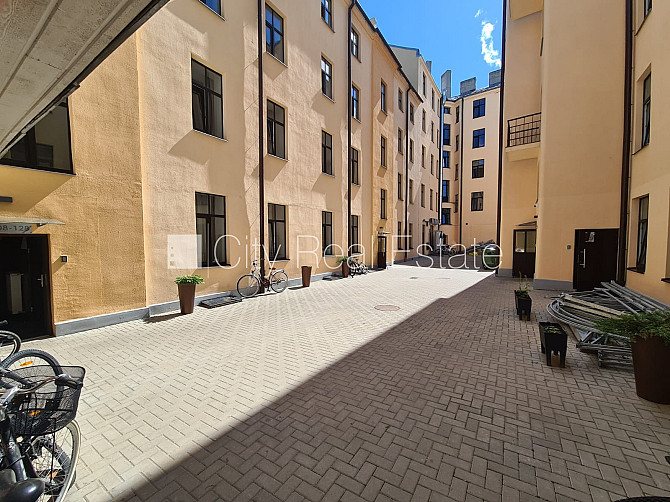 Fasādes māja, renovēta māja, slēgts pagalms, ieeja no pagalma, kāpņu telpa pēc kapitālā Rīga - foto 20