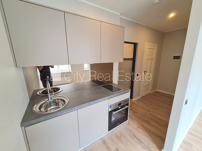 Fasādes māja, renovēta māja, slēgts pagalms, ieeja no pagalma, kāpņu telpa pēc kapitālā Rīga - foto 7