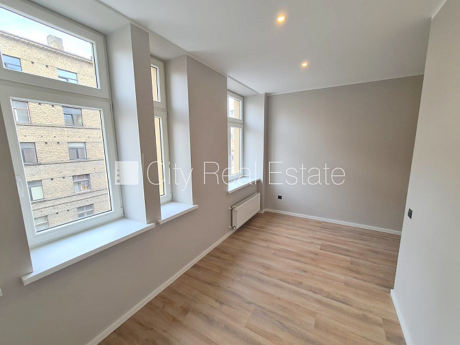 Fasādes māja, renovēta māja, slēgts pagalms, ieeja no pagalma, kāpņu telpa pēc kapitālā Rīga - foto 3