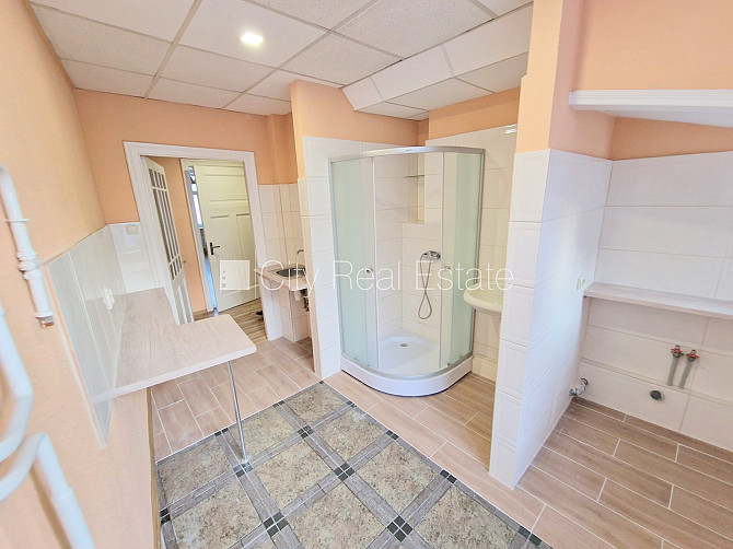 Fasādes māja, renovēta māja, ieeja no ielas, kāpņu telpa pēc kosmētiskā remonta, logi Rīga - foto 19