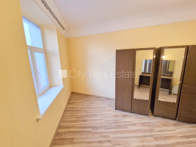 Fasādes māja, renovēta māja, ieeja no ielas, kāpņu telpa pēc kosmētiskā remonta, logi Rīga - foto 7