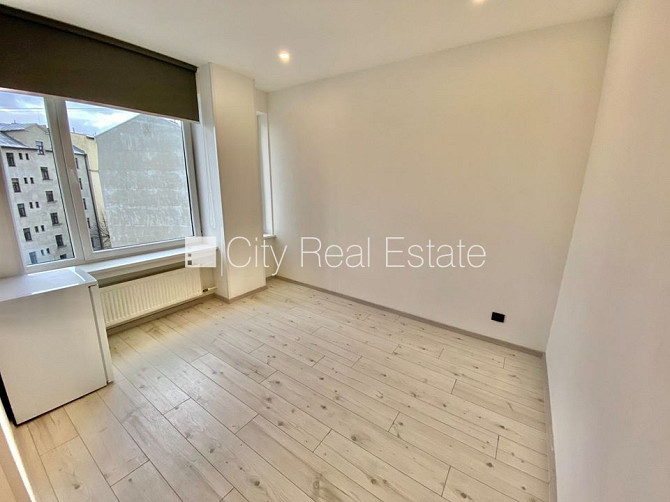 Fasādes māja, renovēta māja, ieeja no ielas, ir lifts, kāpņu telpa pēc kapitālā remonta, Rīga - foto 2