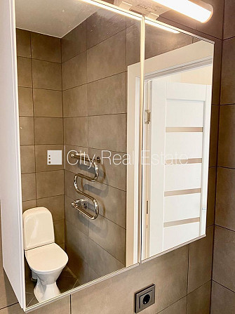 Fasādes māja, renovēta māja, ieeja no ielas, ir lifts, kāpņu telpa pēc kapitālā remonta, Rīga - foto 10