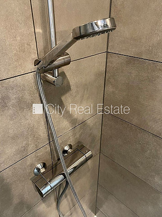 Fasādes māja, renovēta māja, ieeja no ielas, ir lifts, kāpņu telpa pēc kapitālā remonta, Rīga - foto 11