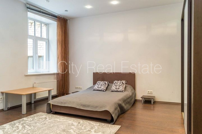 Фасадный дом, подъездная дорога покрыта брущаткoй, вход со двора, лестничная Рига - изображение 4