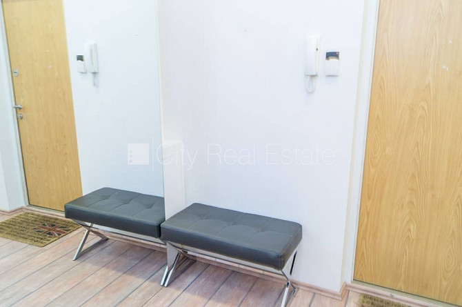 Фасадный дом, подъездная дорога покрыта брущаткoй, вход со двора, лестничная Рига - изображение 16