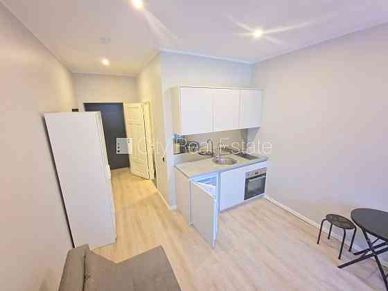 Фасадный дом, реновированный дом, вход с улицы, лестничная клетка после Rīga