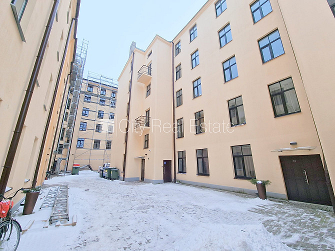 Fasādes māja, renovēta māja, ieeja no ielas, kāpņu telpa pēc kapitālā remonta, logi Rīga - foto 18