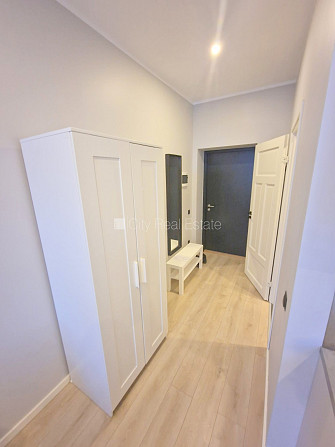 Fasādes māja, renovēta māja, ieeja no ielas, kāpņu telpa pēc kapitālā remonta, logi Rīga - foto 13