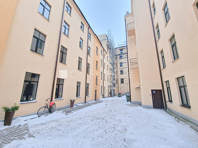 Fasādes māja, renovēta māja, ieeja no ielas, kāpņu telpa pēc kapitālā remonta, logi Rīga - foto 19