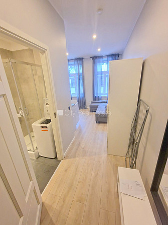 Fasādes māja, renovēta māja, ieeja no ielas, kāpņu telpa pēc kapitālā remonta, logi Rīga - foto 9