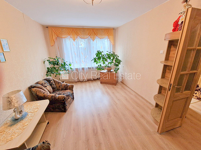 Zeme īpašumā, ieeja no ielas, kāpņu telpa bez remonta, lodžija, logi vērsti mājas abās Jūrmala - foto 1