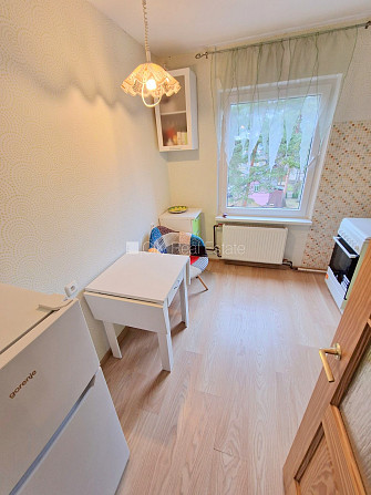 Zeme īpašumā, ieeja no ielas, kāpņu telpa bez remonta, lodžija, logi vērsti mājas abās Jūrmala - foto 9