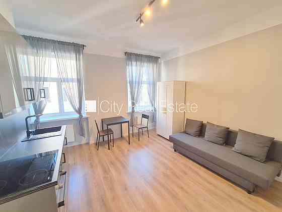 Здание во дворе, фасадный дом, закрытый двор, вход с улицы и со двора, лифт, Rīga