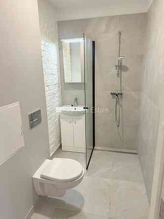 Здание во дворе, реновированный дом, закрытый двор, вход с улицы и со двора, Rīga