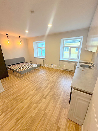 Pagalma ēka, renovēta māja, slēgts pagalms, ieeja no ielas un pagalma, kāpņu telpa pēc Rīga - foto 2