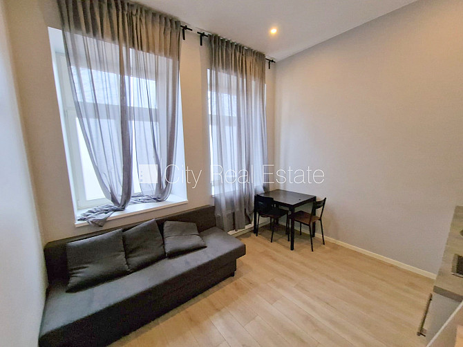 Fasādes māja, renovēta māja, ieeja no ielas, kāpņu telpa pēc kapitālā remonta, logi Rīga - foto 5