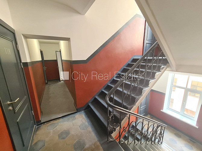 Fasādes māja, renovēta māja, ieeja no ielas, kāpņu telpa pēc kapitālā remonta, logi Rīga - foto 13