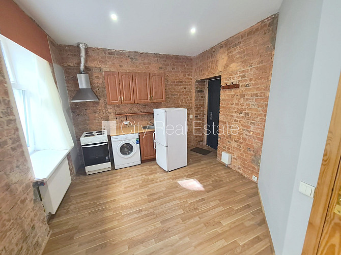 Pagalma ēka, renovēta māja, slēgts pagalms, ieeja no ielas, kāpņu telpa pēc kapitālā Rīga - foto 3