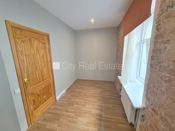 Pagalma ēka, renovēta māja, slēgts pagalms, ieeja no ielas, kāpņu telpa pēc kapitālā Rīga - foto 7