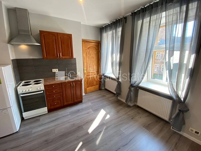 Fasādes māja, renovēta māja, labiekārtots apzaļumots pagalms, slēgts pagalms, ieeja no ielas Rīga - foto 6