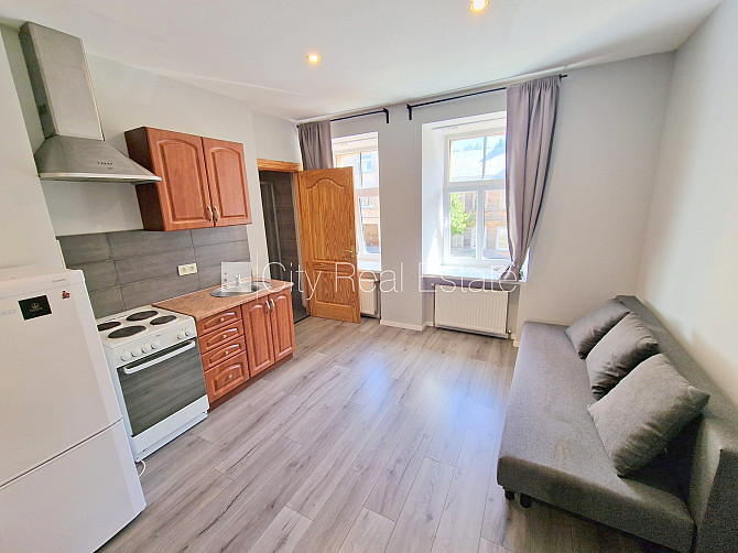 Fasādes māja, renovēta māja, labiekārtots apzaļumots pagalms, slēgts pagalms, ieeja no ielas Rīga - foto 2