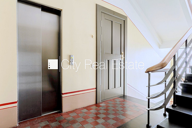 Fasādes māja, ieeja no ielas, ir lifts, kāpņu telpa pēc kosmētiskā remonta, logi vērsti uz Rīga - foto 7