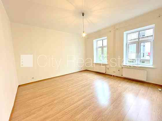 Дом во дворе, подъездная дорога покрыта брущаткoй, закрытый двор, место для Rīga