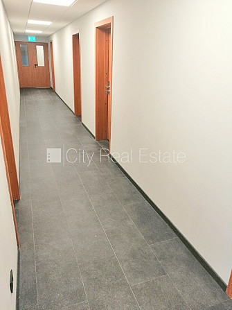 Renovēta māja, ieeja no ielas, ir lifts, kāpņu telpa pēc kapitālā remonta, logi vērsti uz Rīga - foto 16