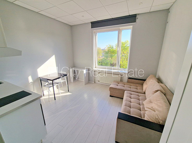 Renovēta māja, ieeja no ielas, ir lifts, kāpņu telpa pēc kapitālā remonta, logi vērsti uz Rīga - foto 1