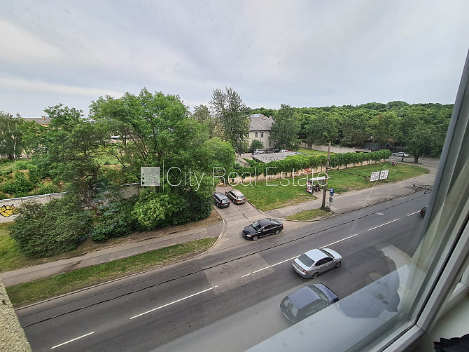 Renovēta māja, ieeja no ielas, ir lifts, kāpņu telpa pēc kapitālā remonta, logi vērsti uz Rīga - foto 15