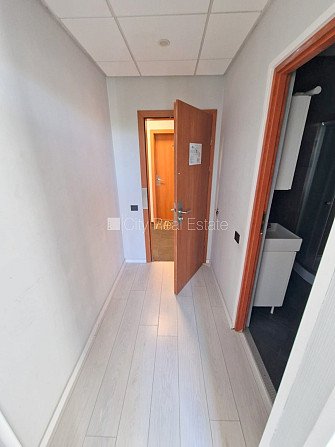 Renovēta māja, ieeja no ielas, ir lifts, kāpņu telpa pēc kapitālā remonta, logi vērsti uz Rīga - foto 10