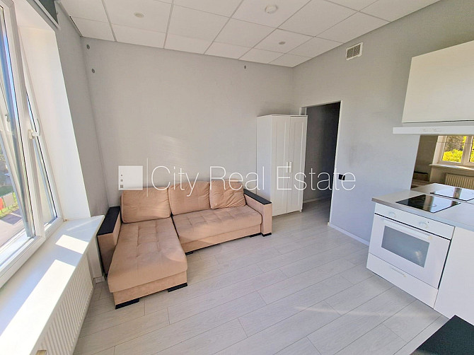 Renovēta māja, ieeja no ielas, ir lifts, kāpņu telpa pēc kapitālā remonta, logi vērsti uz Rīga - foto 5