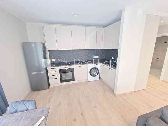 Фасадный дом, реновированный дом, закрытый двор, территория обнесена забором, Rīga