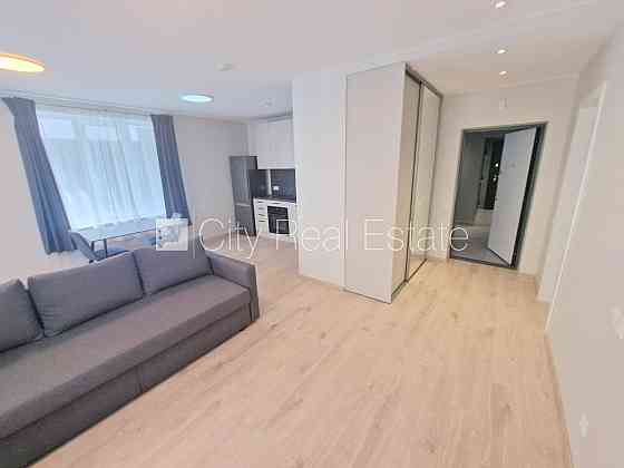 Фасадный дом, реновированный дом, закрытый двор, территория обнесена забором, Rīga