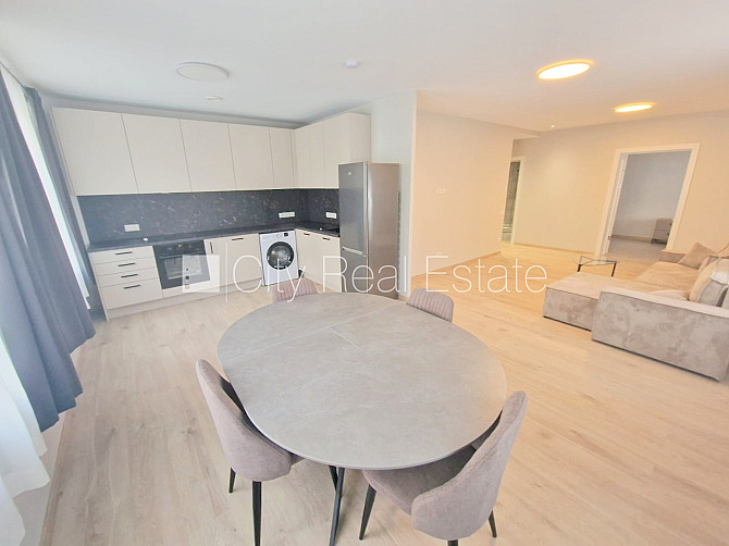 Fasādes māja, renovēta māja, slēgts pagalms, iežogota teritorija, vieta automašīnai, ieeja Rīga - foto 1