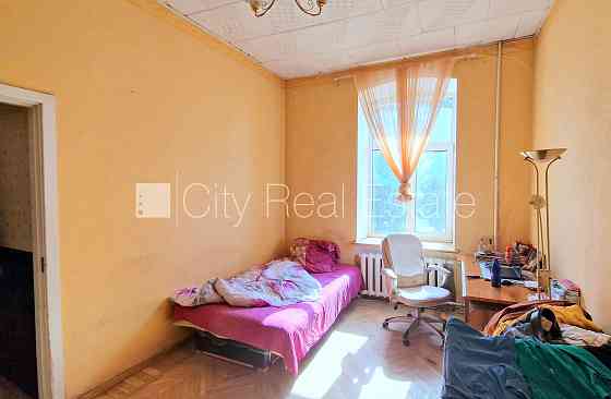 Фасадный дом, вход со двора, лестничная клетка после косметического ремонта, окна Рига