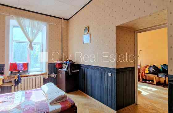 Фасадный дом, вход со двора, лестничная клетка после косметического ремонта, окна Рига