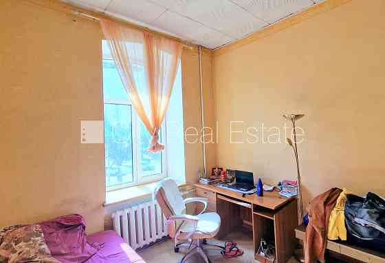 Фасадный дом, вход со двора, лестничная клетка после косметического ремонта, окна Рига